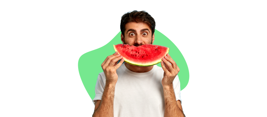Homem segurando uma fatia de melancia em frente à boca, simulando um sorriso. Matéria sobre People Marketing.