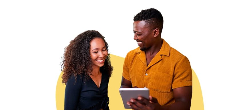 Imagem de duas pessoas sorrindo e segurando um tablet