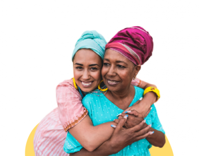Mãe e filha negras, usando turbante se abraçando em campanha de Dia das Mães