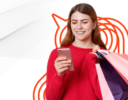 Mulher com sacolas e fazendo compra online, aproveitando o melhor da jornada do consumidor.
