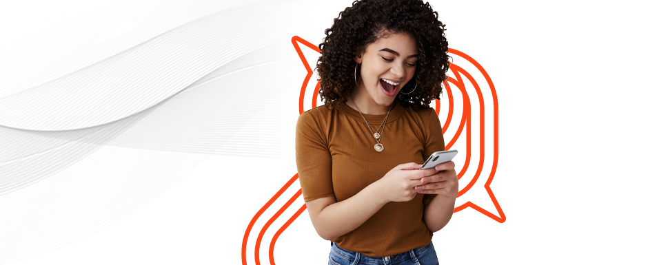 Mulher manuseando seu celular com expressão alegre demonstrando sua satisfação e o sentimento de ter tudo no mesmo ambiente por conta de uma estratégia de marketing digital e mídias sociais bem elaborada.