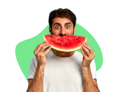 Homem segurando uma fatia de melancia em frente à boca, simulando um sorriso. Matéria sobre People Marketing.